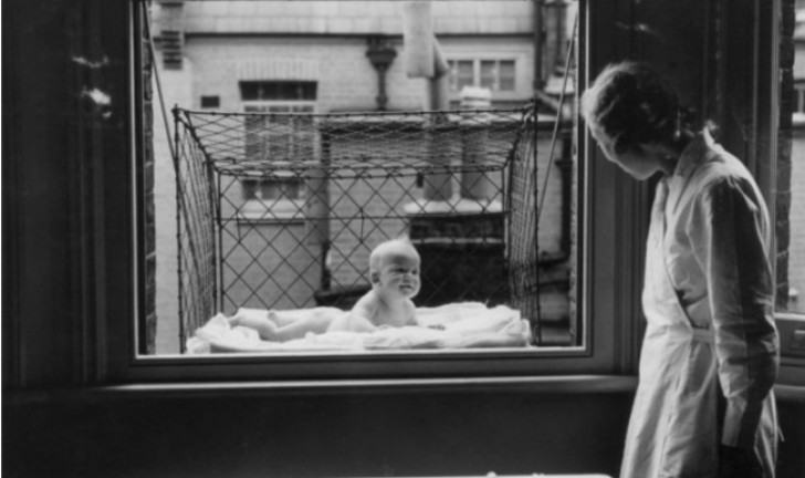 18. Der Garten war nicht verfügbar, aber die Kinder mussten etwas Luft holen:Also hängte man einfach den Baby-Käfig vor das Fenster.