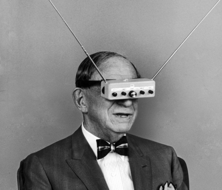 3. Der Erfinder Hugo Gernsback zeigt den Gebrauch seiner Fernsehbrille für das LIFE-Magazin (1963).