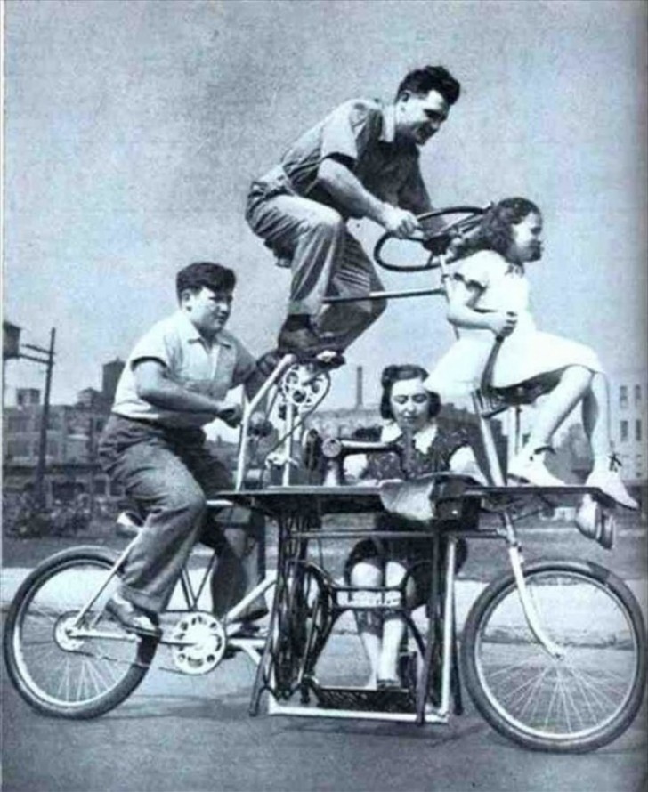 5. Die Familie Steinlauf zeigt, wie man die Fahrrad / Nähmaschine benutzt.