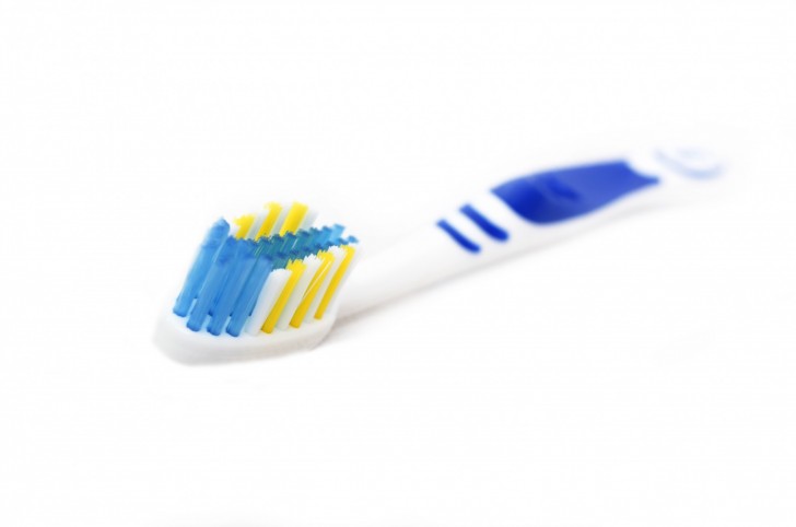 4. Limpar a escova de dentes