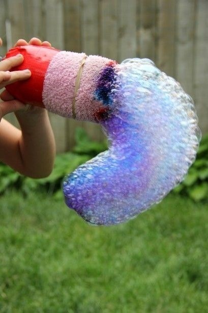 
16. Serpent multicolore de bulles de savon.