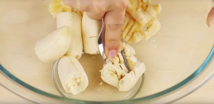 1. Cut the ripe bananas into small pieces and start mashing them.