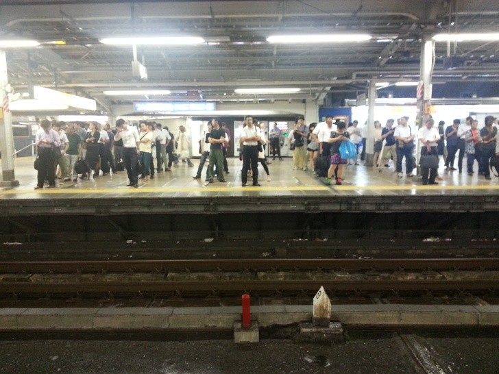 27. Les Japonais font la queue pour le métro à l'endroit des portes.