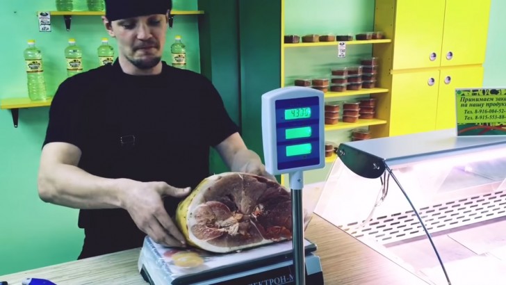 Deze man laat ons de eenvoudige techniek zien om te "smokkelen" met het gewicht van vlees - 2