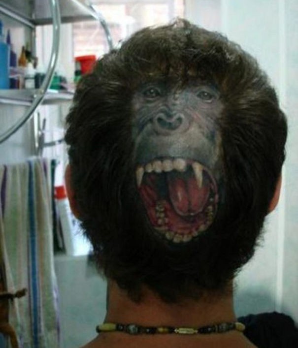 Outro exemplo de tatuagem combinada com o corte de cabelo.