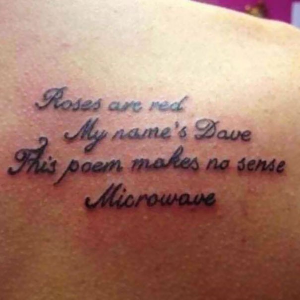 Un exemple de poésie absurde : des phrases aléatoires tatouées sur la peau.