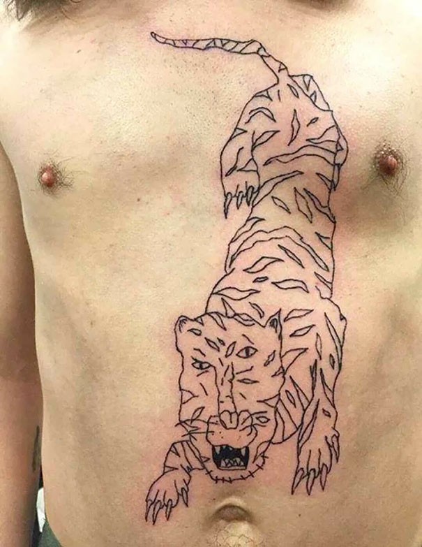 20 personnes qui sont allées se faire tatouer, mais qui auraient mieux fait de rester chez eux. - 8