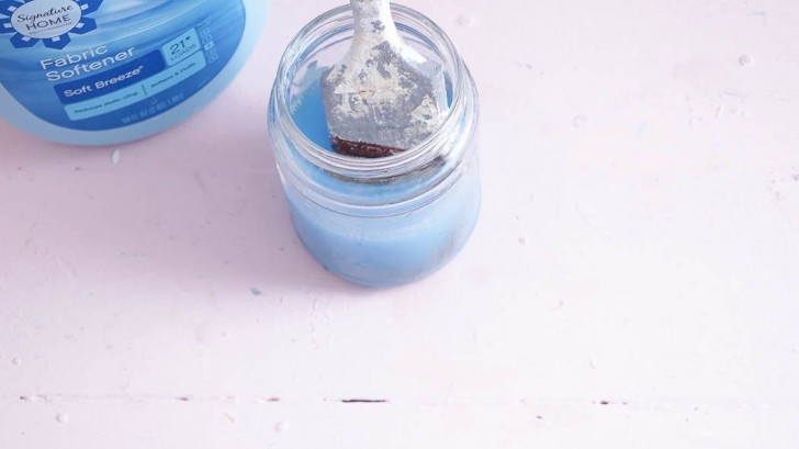 1. Usate l'ammorbidente per lavare i pennelli. Prima lavate bene via la tinta e poi usate una piccola quantità di prodotto sulle setole: quando li utilizzerete di nuovo saranno ancora morbidi!