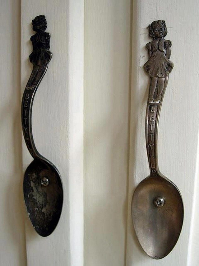 6. Do you want to replace door or kitchen cabinet handles? You can use old cutlery!