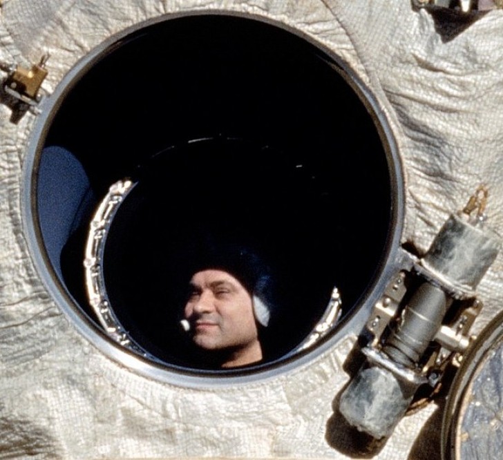 11. Valeri V. Poljakov is de huidige recordhouder van het aantal in de ruimte doorgebrachte dagen in een enkele reis: 437 dagen en 18 uur.