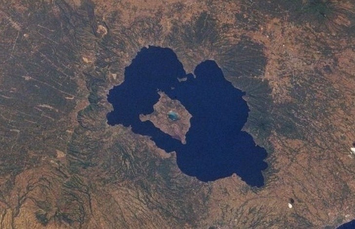 3. Une succession concentrique de lacs et d'îles..