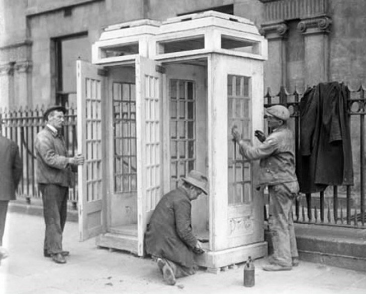 Vor hundert Jahren musste man eine Telefonkabine reservieren um in ein anderes Land zu telefonieren. 