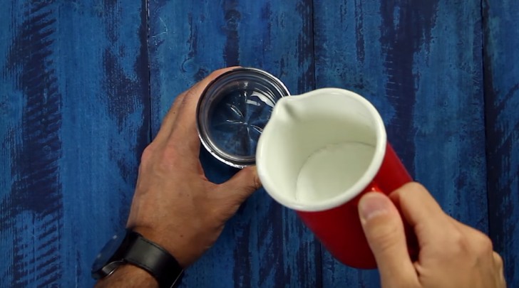 1. Mélangez dans une tasse du bicarbonate, du sel en parts égales, puis placez le tout dans un récipient pratique.