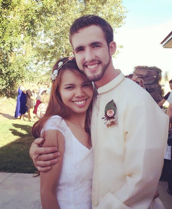 Les deux jeunes gens se sont mariés en 2014 dans la région d'où Tyler est originaire, l'Idaho, elle portait une simple robe blanche de style occidental et lui un Tagalog Barong, une chemise pour les grandes occasions typiquement philippine.