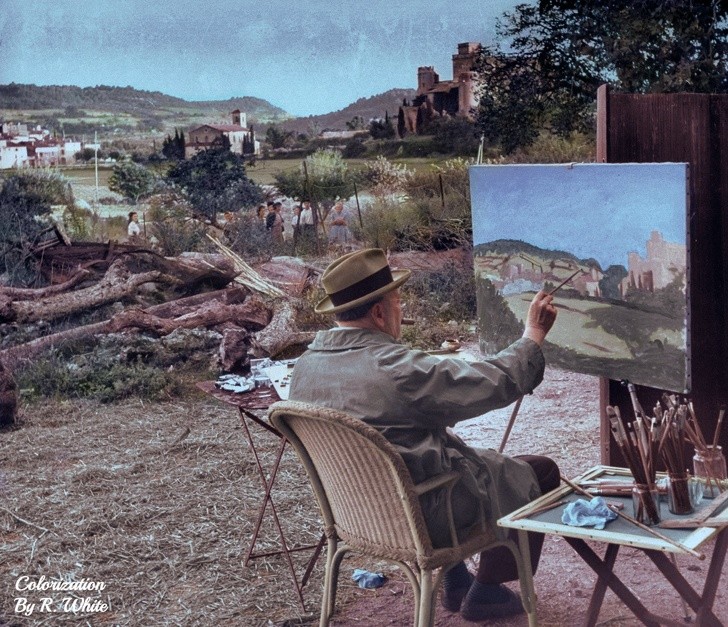 10. Winston Churchill en France, à Lourmarin, peint un paysage, 1948.