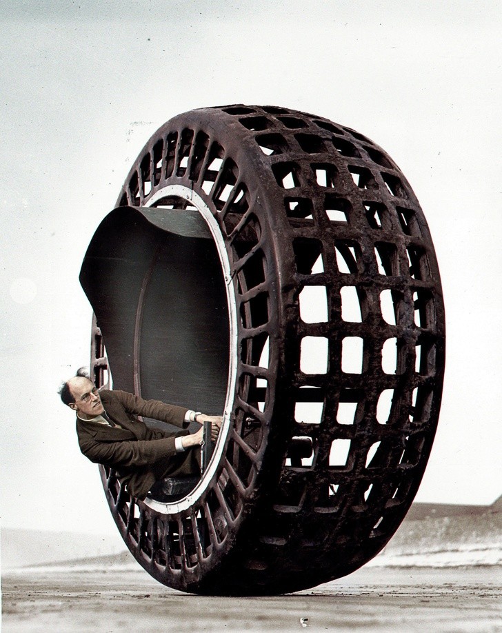 11. La Dynasphère de l'inventeur J. A. Purves, inspiré des croquis de Léonard de Vinci. Son fils à la conduite. 1932.