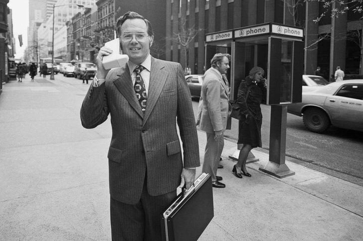 12. John F. Mitchell, vice-président de Motorola, avec le DynaTAC, l'un des premiers téléphones mobiles. New York, 1973.