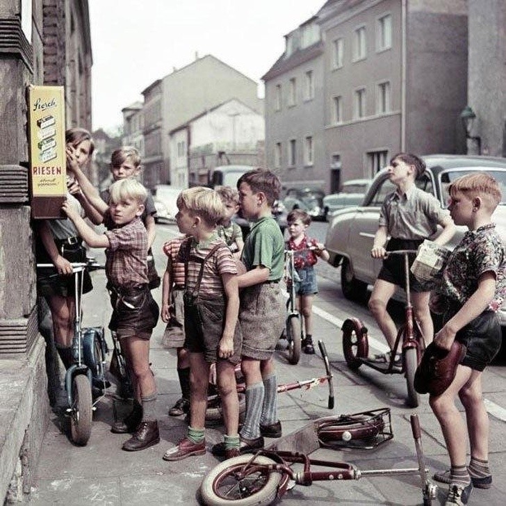14. Jeunes garçons allemandes au distributeur de chewing-gum, 1955.