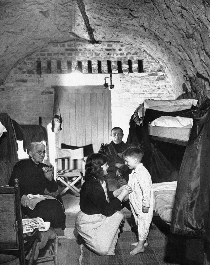 15. Une famille anglaise dort dans une grotte sur la côte de Douvres pour se protéger des bombardements, 1944.