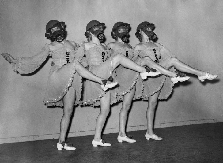 16. Danseuses en temps de guerre au Windmill Theatre de Londres, 1940.