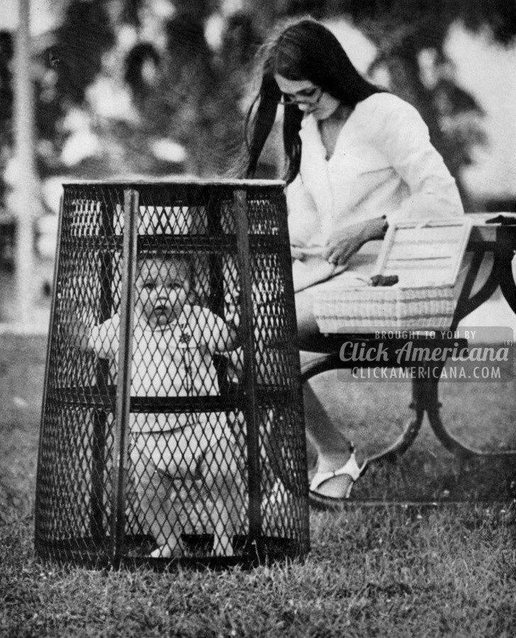 17. Une mère utilise unne poubelle pour contrôler son fils, États-Unis, 1969.