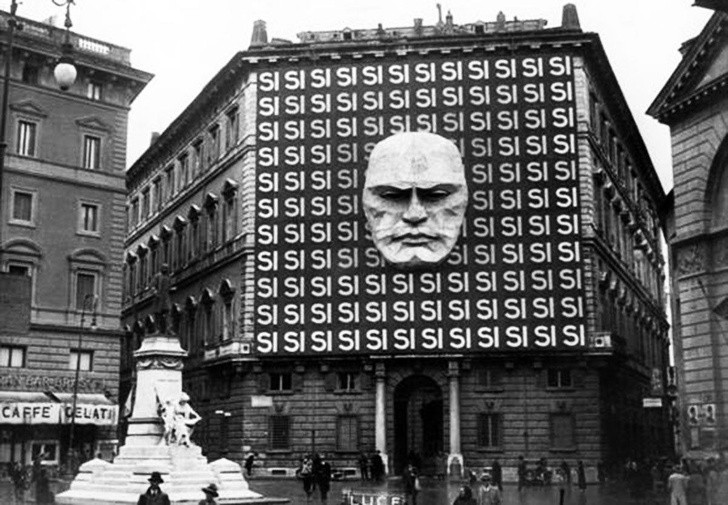 2. Propagande du régime fasciste au centre de Rome, 1934.