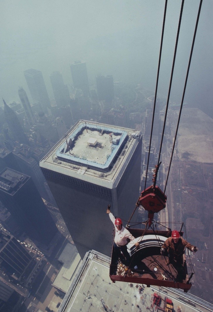 5. Ouvriers au-dessus des tours jumelles, 1979.