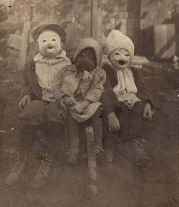 6. Enfants masqués pour Halloween, au début du siècle.