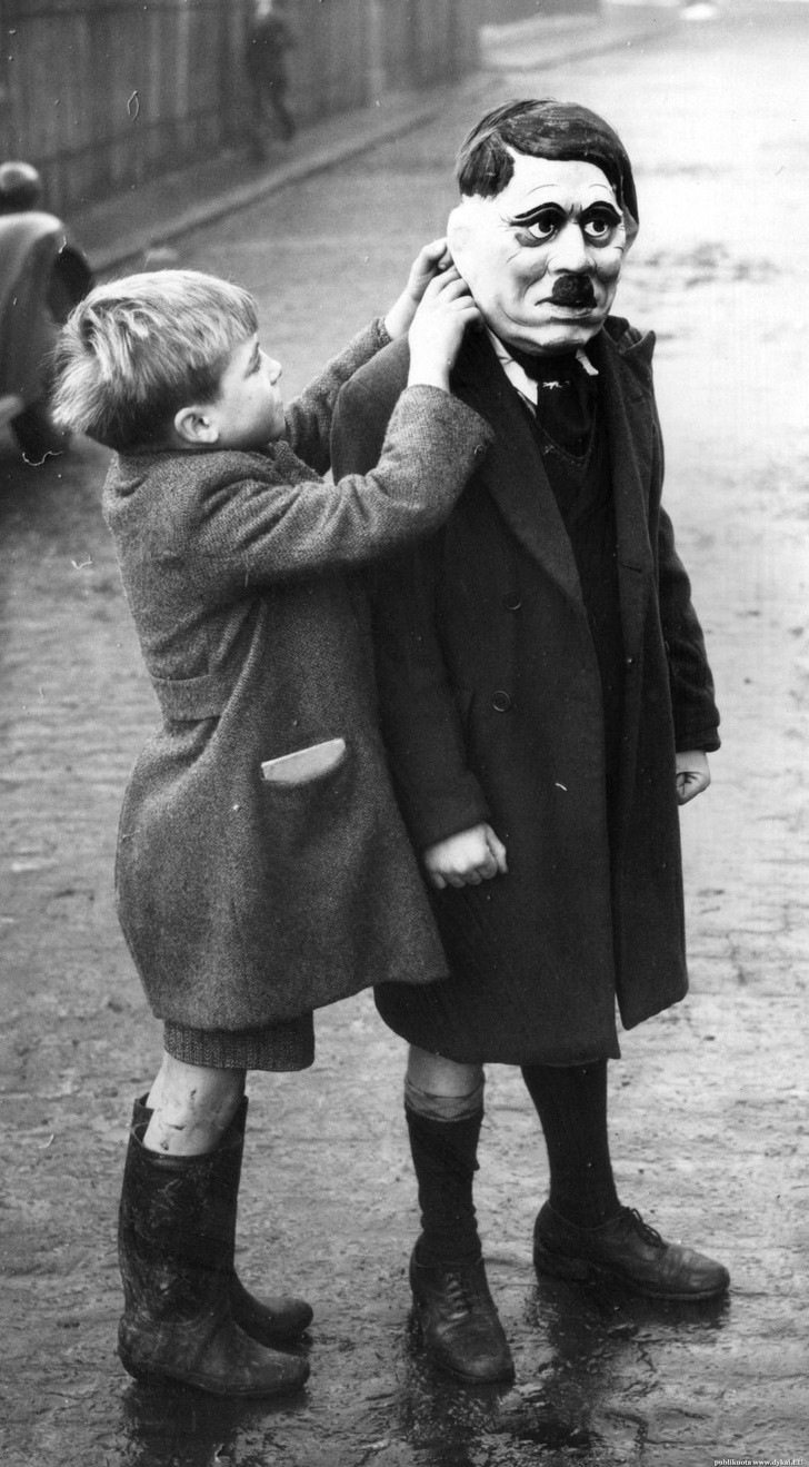 8. Un enfant avec le masque d'Hitler à Londres, 1938