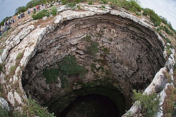 1. Gouffre du diable, Texas: 15 mètres de diamètre, 120 mètres de profondeur.