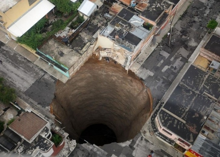 10. Guatemala SinkHole: 20 Meter Durchmesser, 90 Meter Tiefe