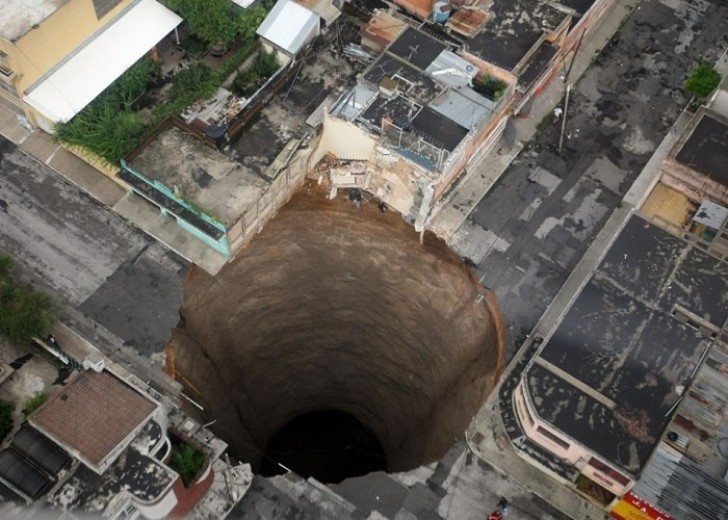 10. Guatemala SinkHole: 20 metri di diametro, 90 metri di profondità.