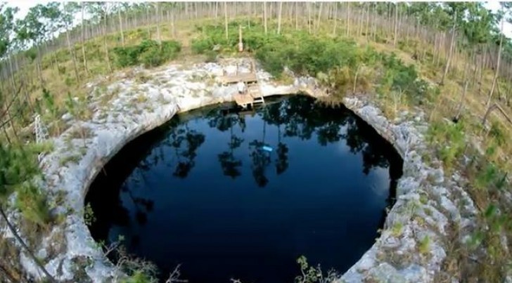 2. Samwill Sink, Bahamas: 17 Meter Durchmesser, 33 Meter Tiefe