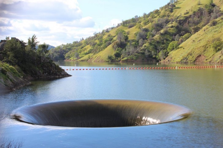 4. Hole of Glory, Californië: 21 meter doorsnee, 21 meter diep