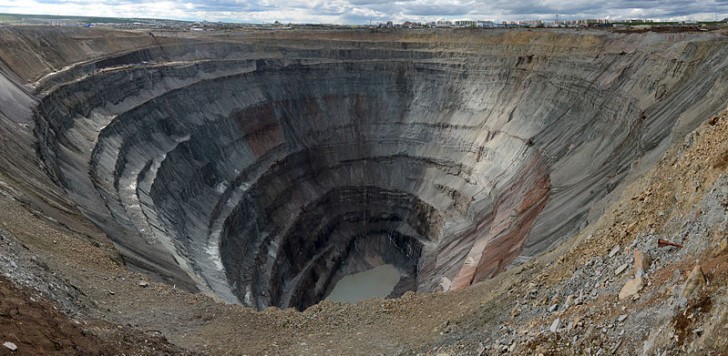 5. Mine Mir, Russie : 1 200 mètres de diamètre, 500 mètres de profondeur.