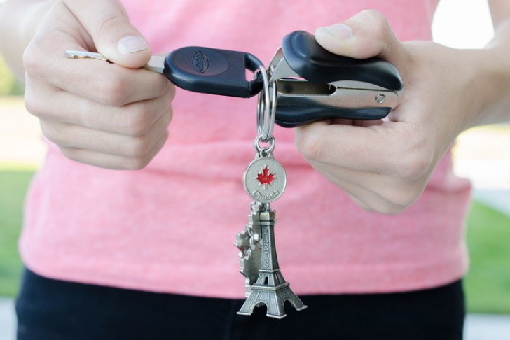 Avez-vous un outil pour retirer les agrafes de vos documents ? Découvrez son utilité pour votre porte-clés !