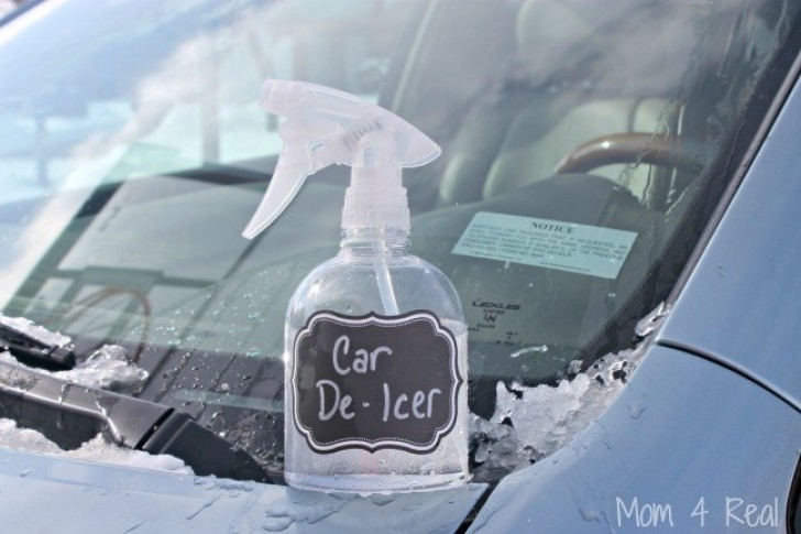 Dégivrez la glace de votre voiture en une seconde avec un spray : utilisez deux doses d'eau, une dose d'alcool et une dose de liquide vaisselle !