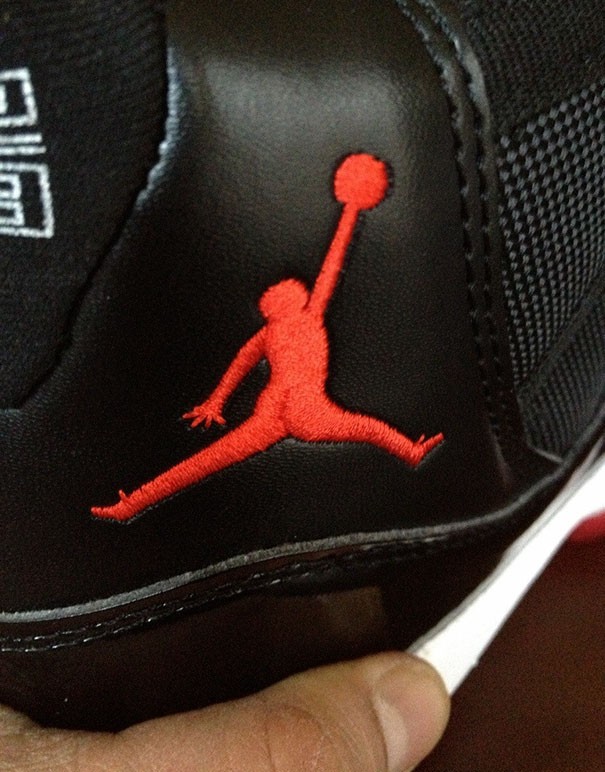 Il voulait plutôt une paire de Jordan mais quelque chose nous dit que celles qu'il a acheté ne sont PAS les originales...