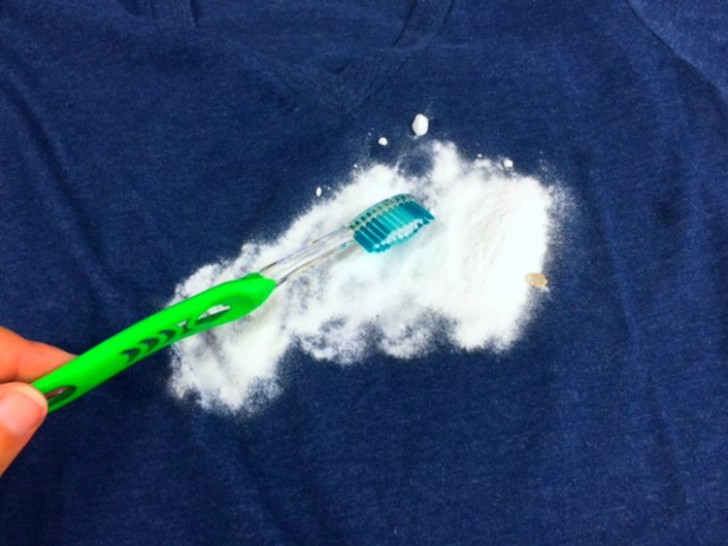 3. Strofinate con lo spazzolino il bicarbonato, finché non si sarà addensato in delle palline.
