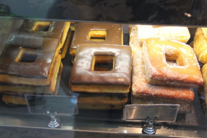 D'habitude, ils sont en forme de cercle, mais.... Même ces beignets carrés sont superbes !