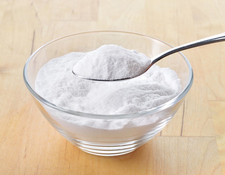 1. Crea una pasta mescolando bicarbonato di sodio ed acqua, quindi applicala sulla macchia e lascia agire per almeno un'ora, prima di lavarla.