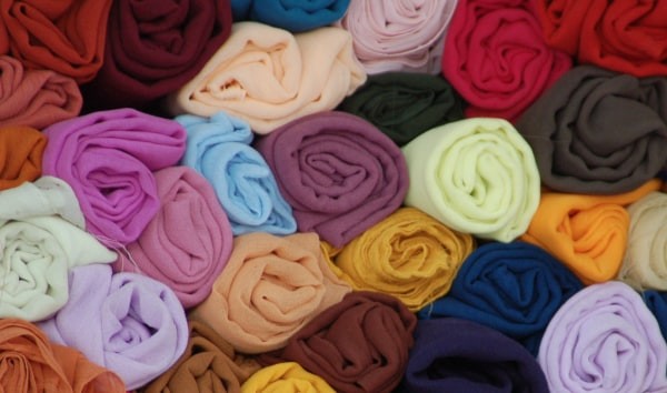 Como ordenar las bufandas: enrrollarlas les permitira de prevenir los pliegues y podran individualizar de inmediato los colores que desean ponerse. O tambien...