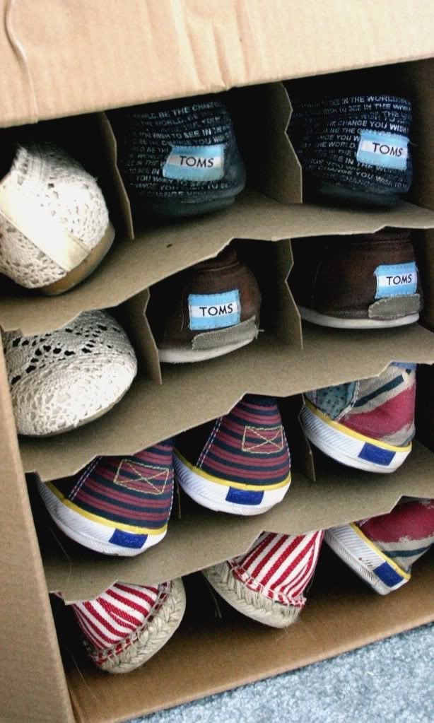 An old wooden storage box for bottles can immediately become a shoe rack!
