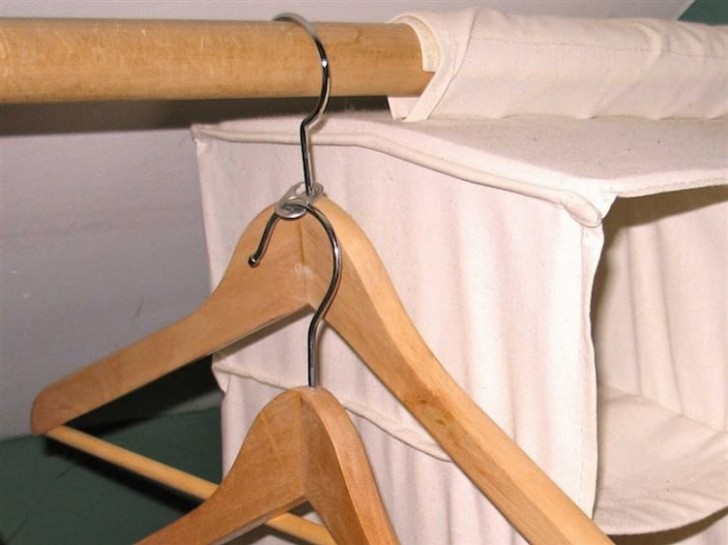 Una percha colgada a la otra para aprovechar el espacio de un armario en toda su altura: basta usar la lengueta de las latitas!