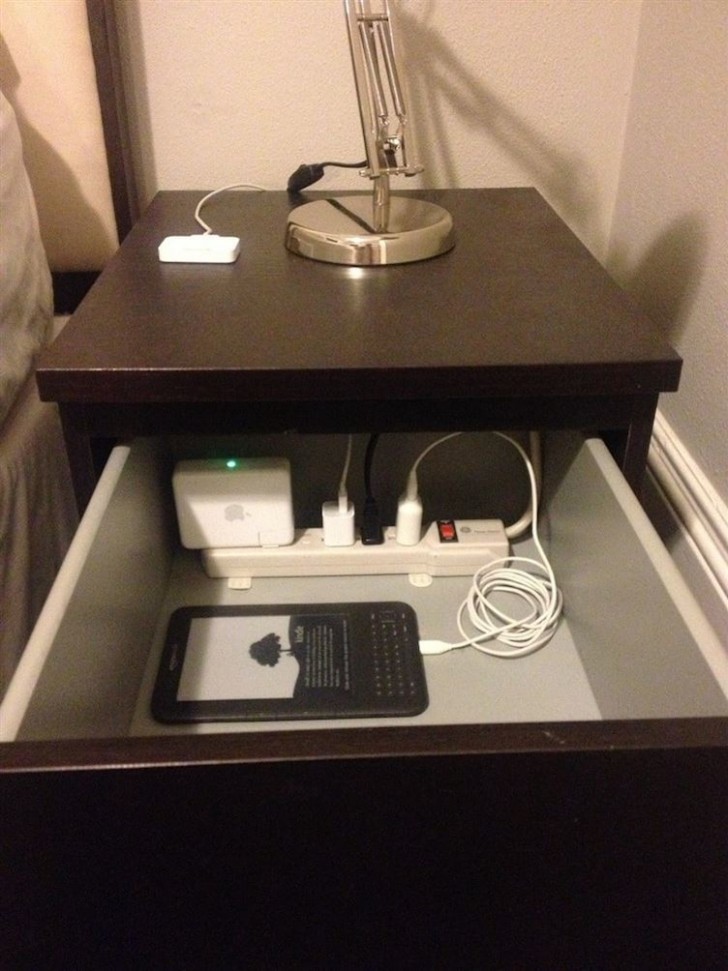 Lights, various battery chargers ... hide the cables by passing them from the back of the bedside table, connect them to a power strip and then ... Close the drawer!