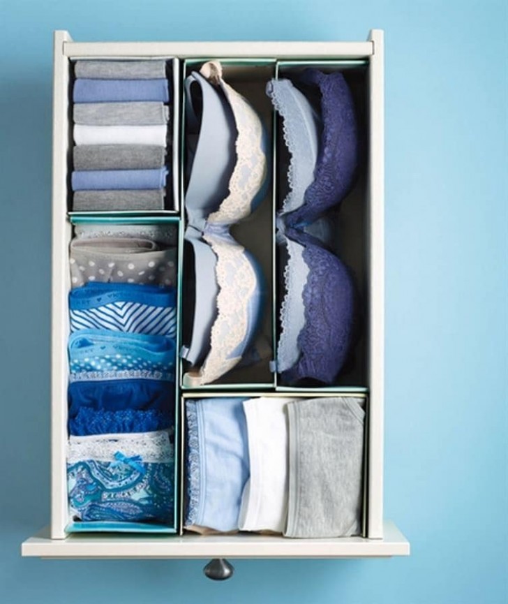 Ce tiroir à sous-vêtements est divisé en compartiments en utilisant seulement une vieille boîte à chaussures.
