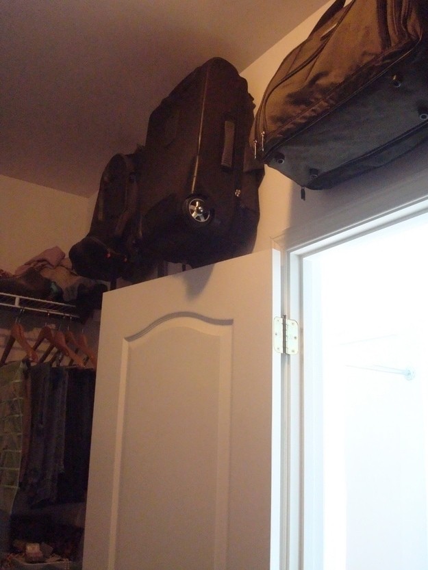 Si vous avez un dressing, une bonne façon de ranger vos valises est de les accrocher au mur, où elles ne vous encombrent pas !