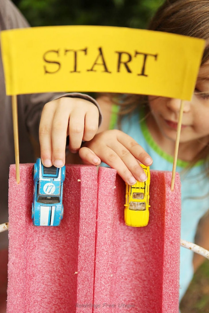 17. Nog een leuk idee voor speelgoed: een racebaan voor autootjes!