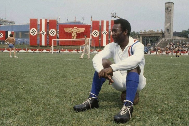 9. Pelé lors du tournage du film À nous la victoire, 1981.