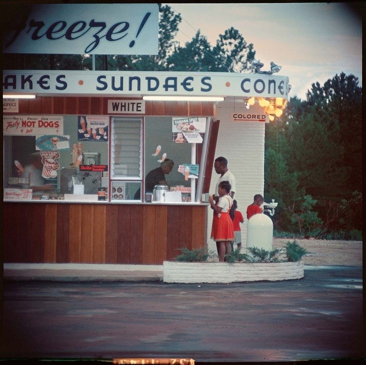 Segregation am Hot Dog Imbiss, Alabama, 50er Jahre.